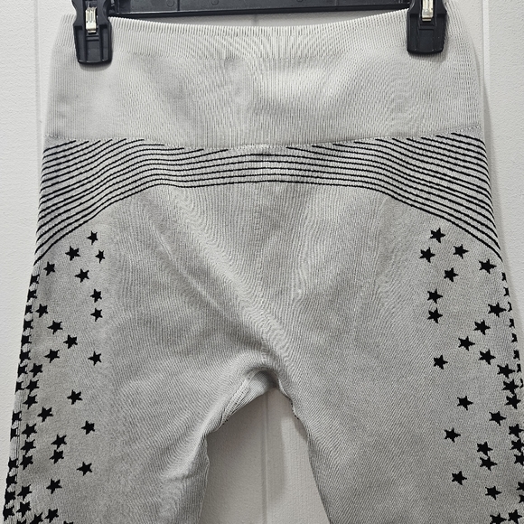 Fabletics High Waisted Seamless Star Capri Leggings Size Medium - Picture 6 of 9